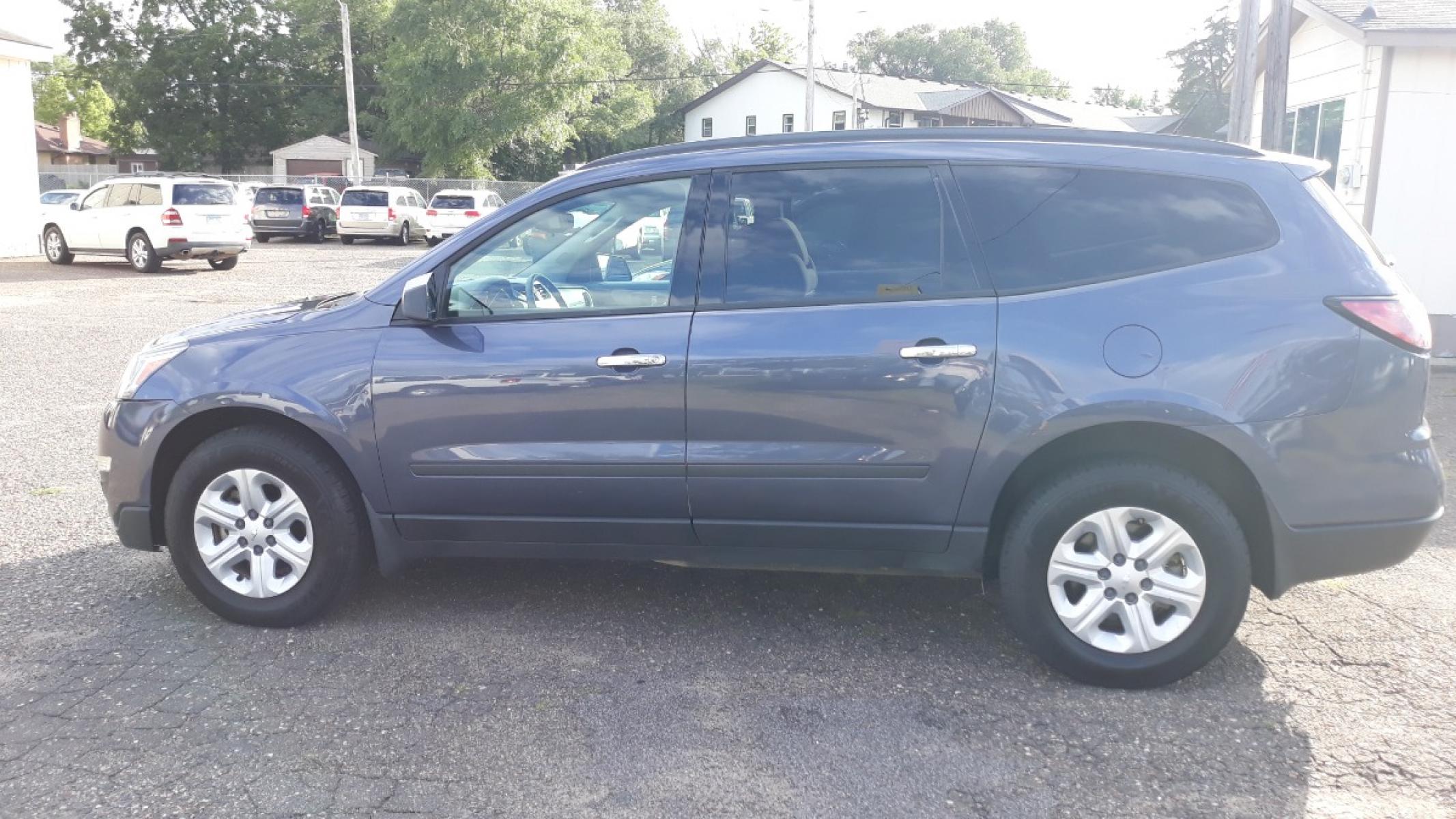 2014 Electronic Blue /GRAY Chevrolet Traverse LS FWD w/PDC (1GNKRFEDXEJ) with an 3.6L V6 DOHC 24V engine, 6-Speed Automatic transmission, located at 434 West Main Street, Anoka, MN, 55303, (763) 576-9696, 45.201759, -93.396706 - 3RD ROW SEAT!! 4 OWNER / NO ACCIDENTS MULTI-POINT "PERFORMANCE" INSPECTION PERFORMED: Transmission/clutch, Engine performance, Brakes, Steering, Heater/Air Conditioning, Instruments/Controls, Headlights/fog lights, Brake/back-up lights, Interior/warning lights, Turn signals/flashers MULTI-PO - Photo #7