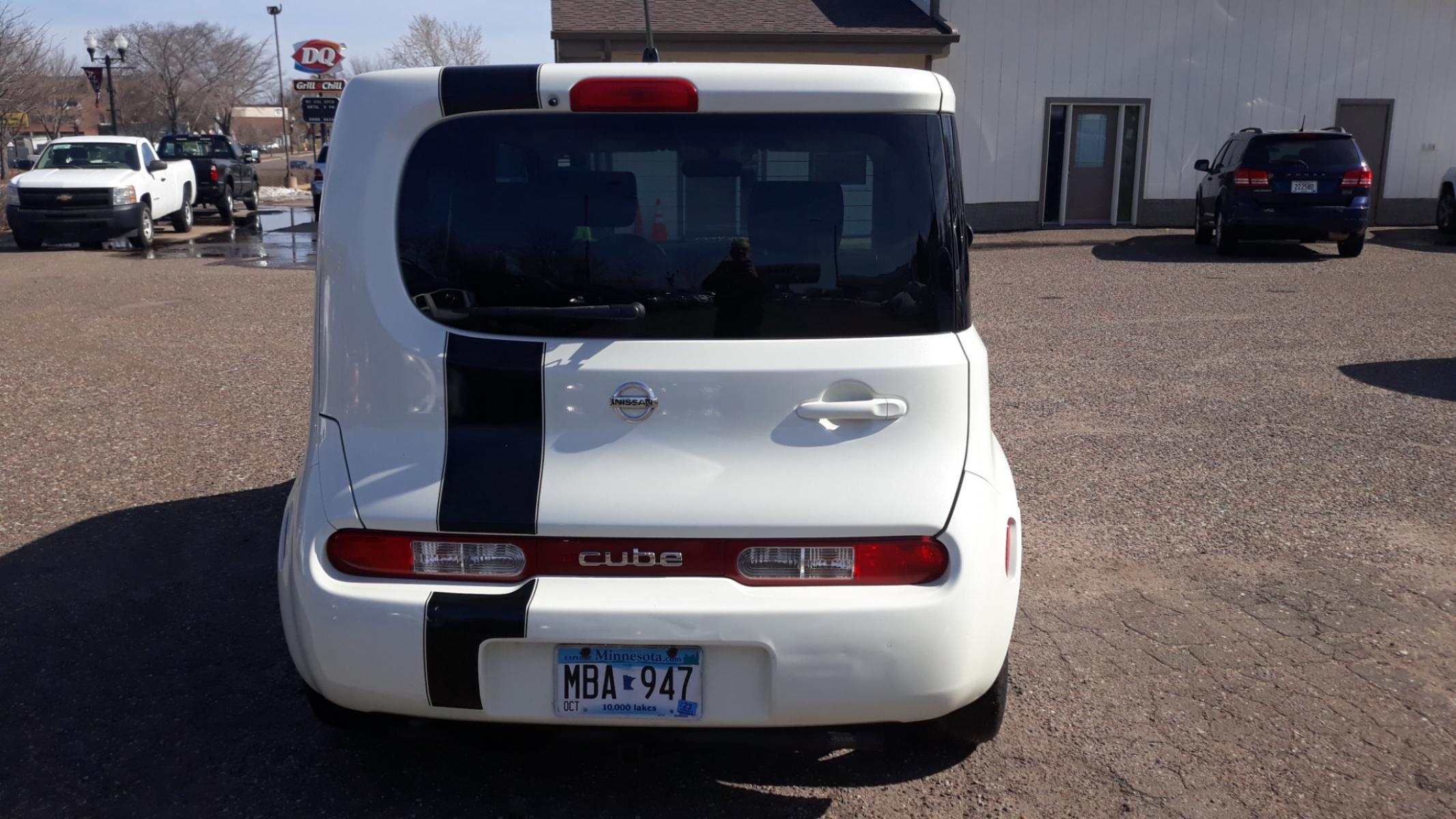 2009 WHITE /GRAY Nissan cube 1.8 Base (JN8AZ28R09T) with an 1.8L L4 DOHC 16V engine, automatic transmission, located at 434 West Main Street, Anoka, MN, 55303, (763) 576-9696, 45.201759, -93.396706 - Photo #4